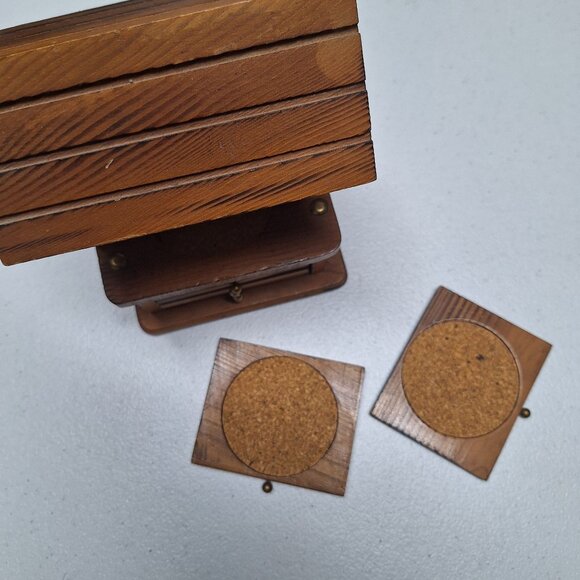 Mini Wooden Wishing Well Coaster Holder With Cork Coasters & Hanging Bucket - Picture 5 of 9